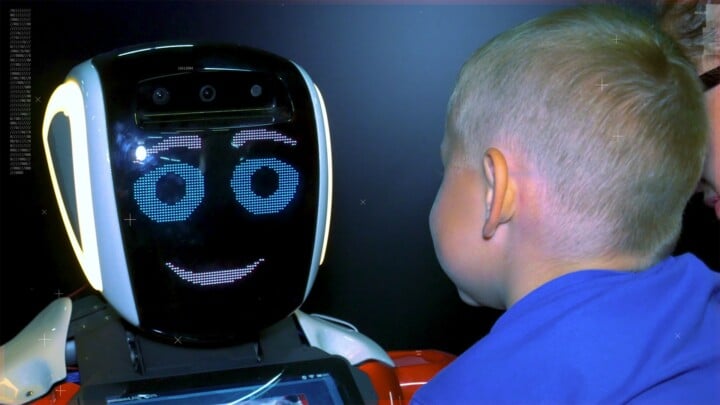 Junge mit Roboter